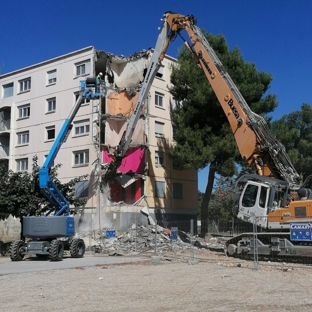 Démolition du bâtiment 3 de la résidence Champ de Mars à Perpignan